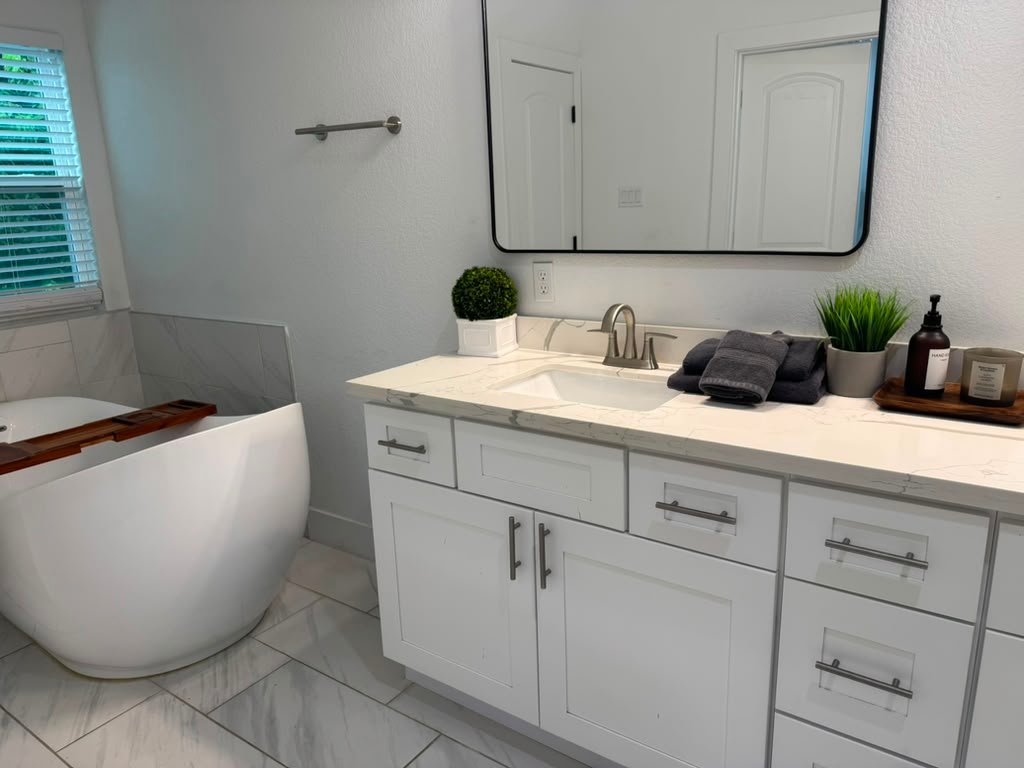 Spotless primary bathroom with soaking tub cleaned by Zulma Cleaning Services